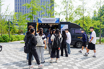 건설시스템공학과 동문회, '2025학년도 건설시스템공학과 학부연구생 연구 발표회' 맞아 커피차 지원